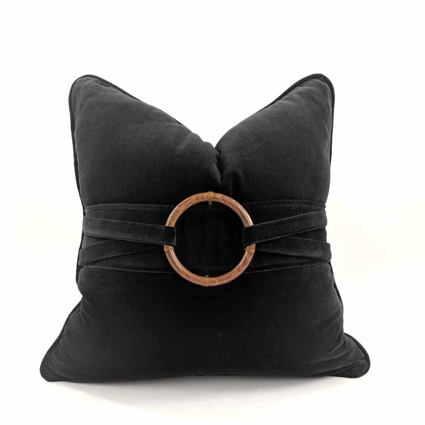 Some creations are simply Iconic. The Icon series at Bandhini Home is all about these special pieces, designed with clean lines and beautiful centerpieces that make you think where the story could have its origins. We often find ourselves surprised to see 10 year old Icon class creations, still relevant and beautiful